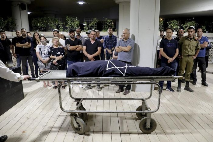 Người Israel dự lễ tang của Leah Yom Tov - 63 tuổi, thiệt mạng do một quả tên lửa được bắn từ dải Gaza nhắm trúng vào nhà của bà. Bên phía Israel công bố tổng cộng 7 người thiệt mạng, trong đó có một binh sĩ và một đứa trẻ 6 tuổi. Quân đội Israel tuyên bố số chiến binh bị giết cho đến nay cao hơn nhiều so với những gì Hamas thừa nhận. Ảnh: AP. 