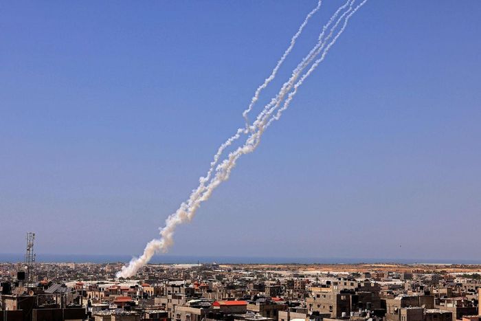  Các vụ đụng độ "ăn miếng trả miếng" giữa Israel và lực lượng Hamas lần này đang diễn ra khốc liệt khác thường, được cho là dữ dội nhất kể từ cuộc chiến năm 2014 ở Dải Gaza, khiến cộng đồng quốc tế lo ngại tình hình có thể vượt tầm kiểm soát. Đây là hệ quả của các cuộc tranh chấp kéo dài giữa hai bên. Hiện chưa có dấu hiệu nào cho thấy hai bên nhượng bộ lẫn nhau. Ảnh: AP. 
