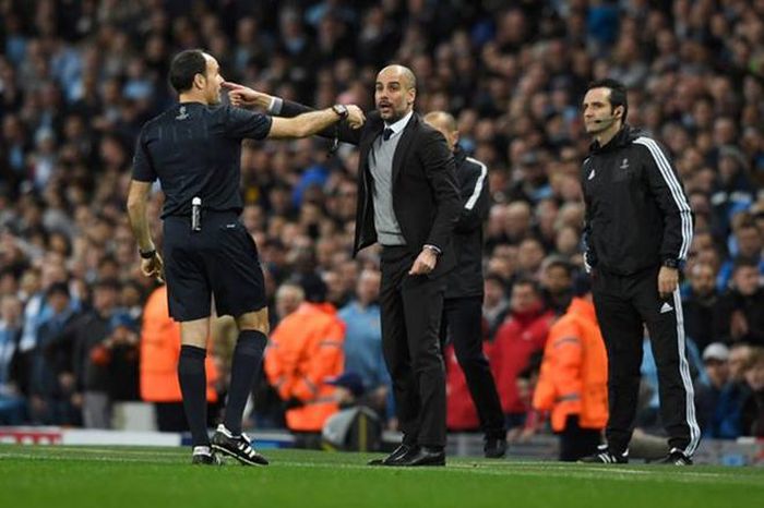 Guardiola tranh cãi với trọng tài Antonio Mateu Lahoz