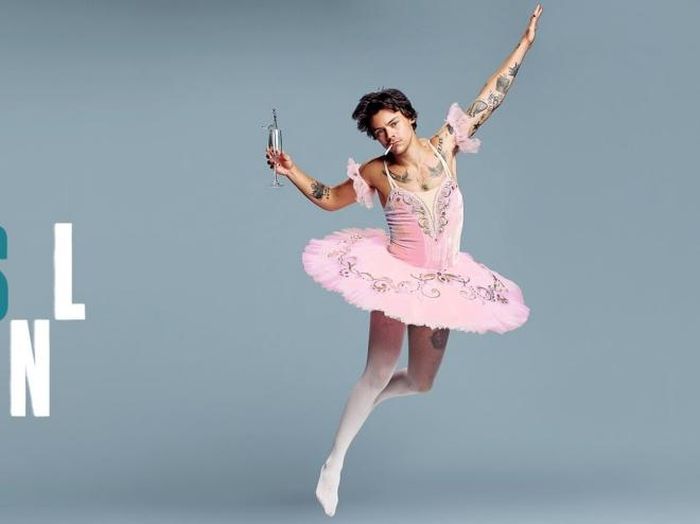 Styles trong bộ váy của nữ nghệ sĩ ballet trong chương trình “Saturday Night Live”