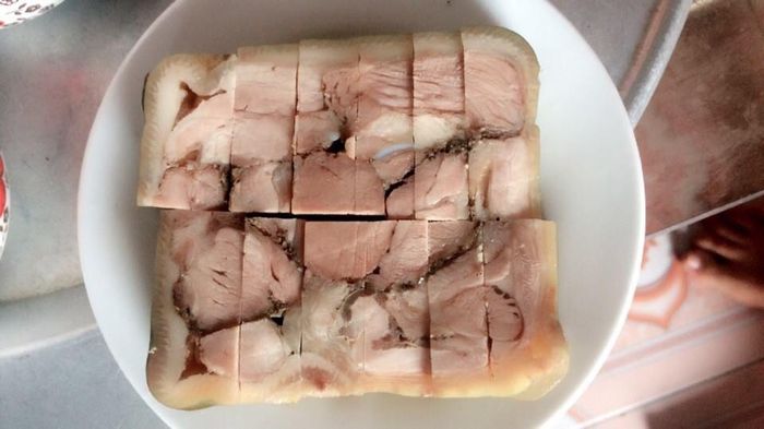 Trong quá trình làm giò nây không phải xay nhuyễn thịt như các loại giò khác mà để nguyên lớp bì mỡ, xếp lớp nạc lên trên nên đảm bảo không pha trộn tạp nham.