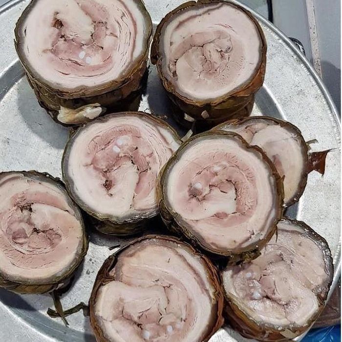 Bên ngoài, giò được bọc bằng lớp lá chuối, luộc, ép kĩ nên có màu xanh hấp dẫn và mùi thơm đặc trưng. Vì có thể bảo quản ở ngăn mát tủ lạnh trong 10 ngày nên các bà nội trợ thành phố có thể đặt mua và thái ra ăn dần, vừa chất lượng vừa tiện lợi.