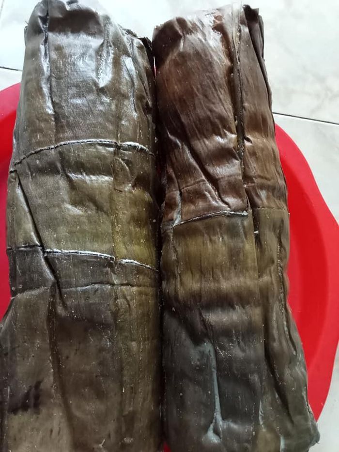 Với nhiều gia đình ở thành phố, loại giò này rất lạ mắt với nhiều người. Nhìn bên ngoài, thấy giống hệt thịt trong bánh chưng mà Tết nhiều nhà hay gói.