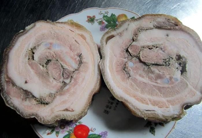 Để làm ra những khoanh giò nây, người làm phải lựa chọn thịt ba chỉ ngon, sạch, tươi tẩm ướp các gia vị khác như hạt tiêu, muối, mì chính,... được bọc trong lá chuối mới mang lại hương vị thơm ngon đặc trưng của loại giò này.
