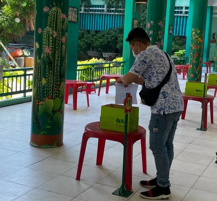 Trường Tiểu học Núi Thành (quận Hải Châu, TP Đà Nẵng) tập dượt phương án giao, nhận bài kiểm tra đảm bảo nguyên tắc phòng, chống dịch bệnh. 