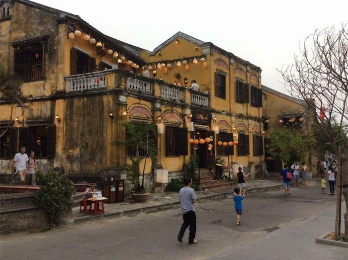 Phần lớn những ngôi nhà ở đây được xây dựng theo kiến trúc truyền thống, có niên đại từ thế kỷ XVII đến thế kỷ XIX, phân bố dọc theo những trục phố nhỏ hẹp.