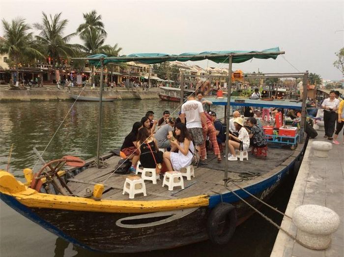 ...hay bồng bềnh trên du thuyền khám phá nhiều món ăn dân dã hấp dẫn như bánh bèo, hến trộn, bánh xèo... và đặc biệt là mì Quảng.