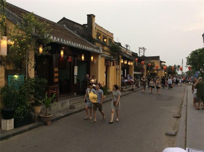 Tản bộ giữa phố phường, ngắm vô số đèn lồng trong các hàng quán ven đường đang dần được thắp sáng lên rực rỡ.