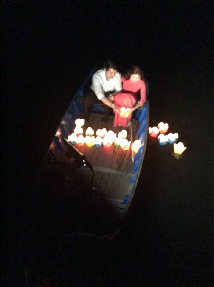 Gặp ngày trăng tròn, du khách sẽ rất hứng thú với lễ hội thả đèn hoa đăng. Những chiếc đèn nhiều màu sắc, giá mỗi chiếc chỉ vài ngàn đồng được bán ven bờ sông Hoài, trung tâm phố Hội.