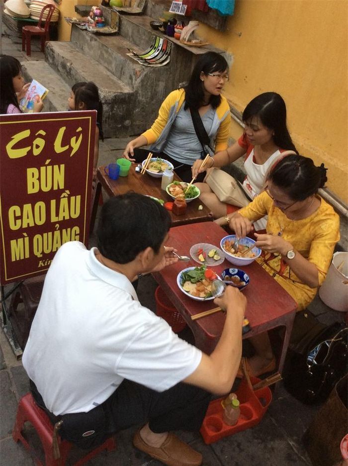 Khi chân đã mỏi, bạn có thể ghé vào một quán nhỏ bình dân trên hè phố, vừa rôm rả trò chuyện với bạn bè, vừa thư thái thưởng thức món cao lầu tiêu biểu của ẩm thực Hội An...
