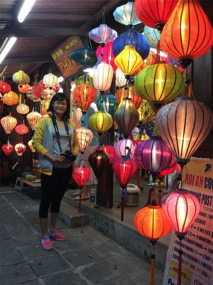 Đặc biệt, với những người mê chụp ảnh thì khung cảnh đèn hoa phố Hội quá tuyệt vời để bạn ghi lại những khoảnh khắc không thể nào quên.