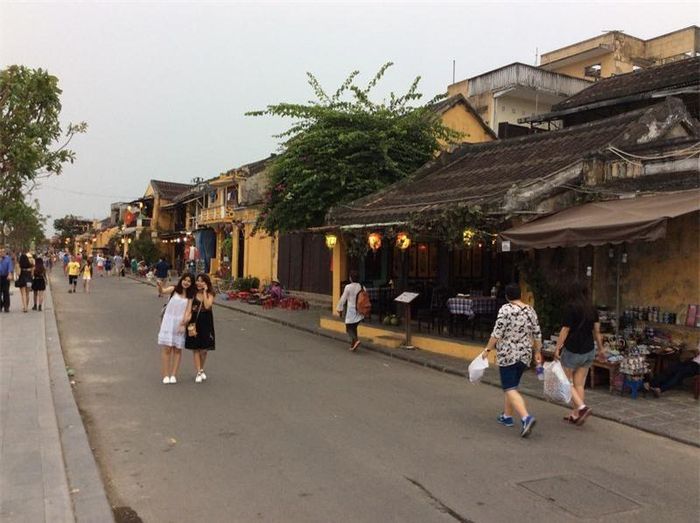Kiểu nhà ở phổ biến nhất ở Hội An chính là những ngôi nhà phố một hoặc hai tầngvới đặc trưng chiều ngang hẹp, chiều sâu rất dài tạo nên kiểu nhà hình ống.