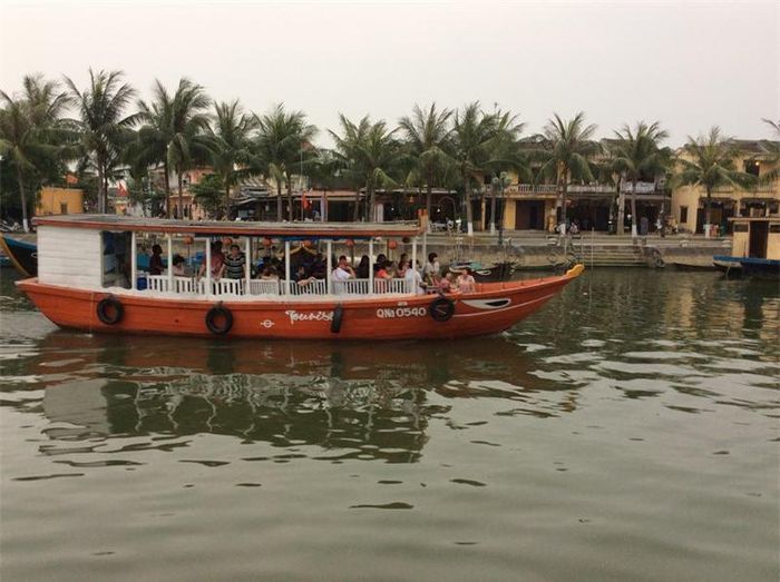 Trong ánh chiều buông, khi phố thị lên đèn, du khách có thể trải nghiệm cảm giác êm đềm du thuyền ngoạn cảnh trên sông Hoài.