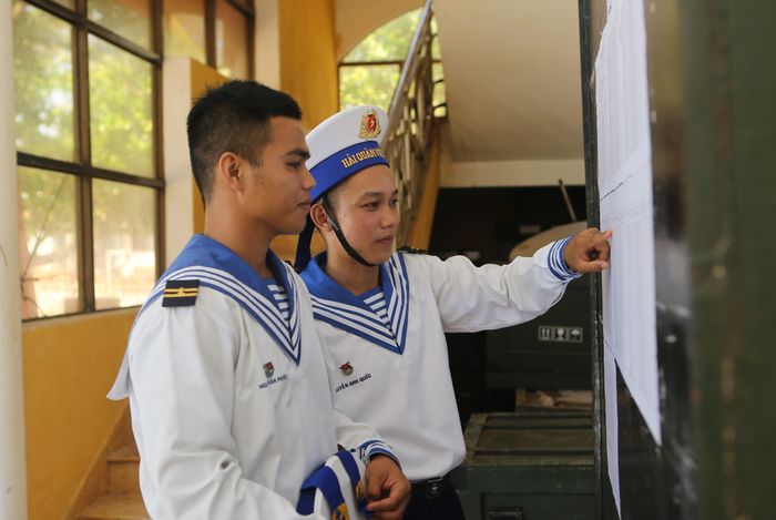 Những chiến sĩ trẻ lần đầu tiên thực hiện quyền bầu cử, theo dõi danh sách cử tri. Ảnh: VGP/Tuấn Dũng 