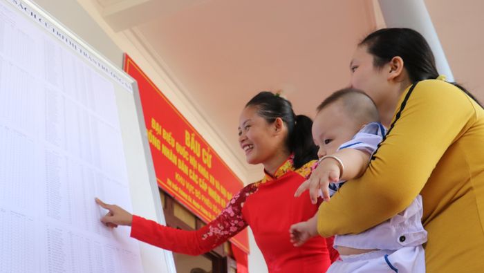 Người dân thị trấn Trường Sa theo dõi danh sách cử tri tại điểm bầu cử. Ảnh: VGP/Tuấn Dũng 