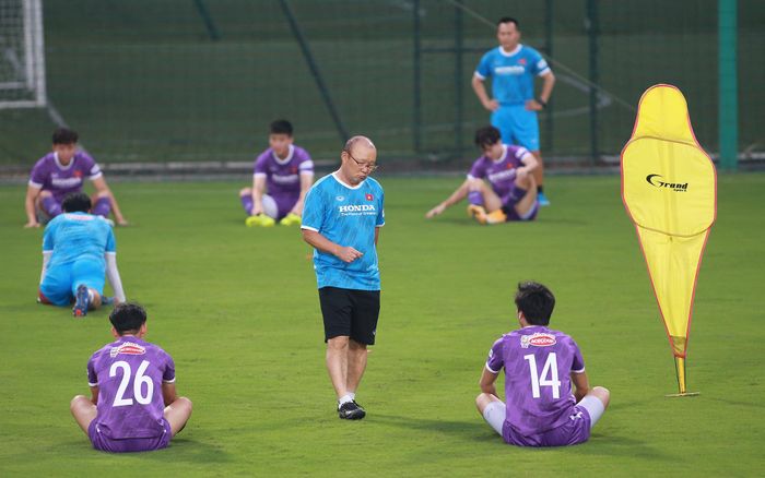 Thầy Park suy tư trong lúc các tuyển thủ quốc gia nghỉ giải lao trên sân tập. Ảnh: LÂM THỎA.