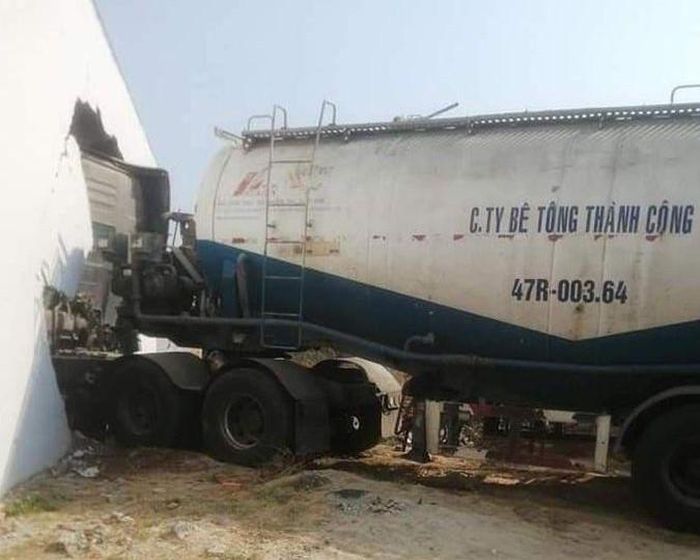 Xe bồn mất phanh lao thủng tường nhà dân bên đường vào ngày 16/4.