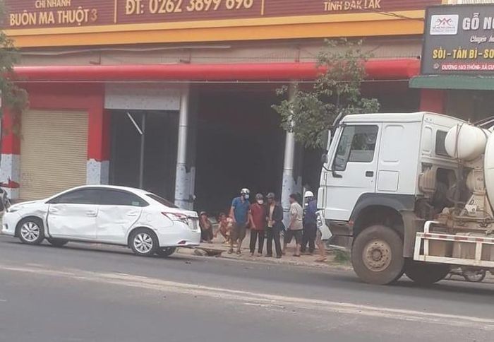 Xe bồn va chạm với xe con vào chiều 13/5.