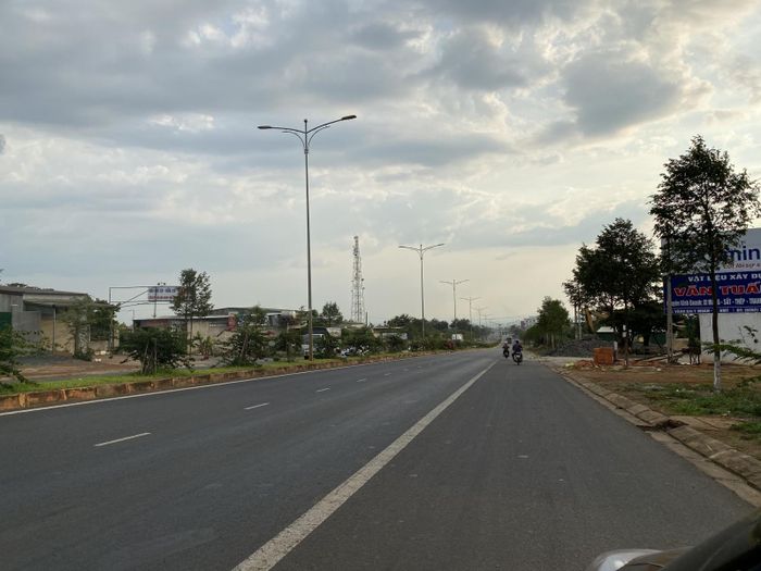 Con dốc đổ xuống trước nút giao thông đèn đỏ Y Mol - vành đai tránh phía Tây (TP. Buôn Ma Thuột) luôn tiềm ẩn nguy cơ xảy ra tai nạn thảm khốc.