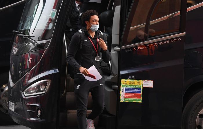 Nhưng chẳng có cầu thủ Liverpool nào trong chiếc xe màu đỏ cả. BHL Liverpool đã đoán trước được vụ việc nên quyết định dùng chiếc xe đỏ làm mồi nhử, trong khi toàn đội di chuyển bằng chiếc xe đen không mang logo Liverpool, đi cửa sau sân Old Trafford. 