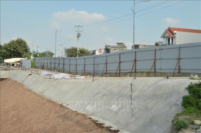 Công trình thi công hố móng trạm thu nước tại xã Liên Hà, huyện Đan Phượng. Ảnh: Phương Anh/TTXVN