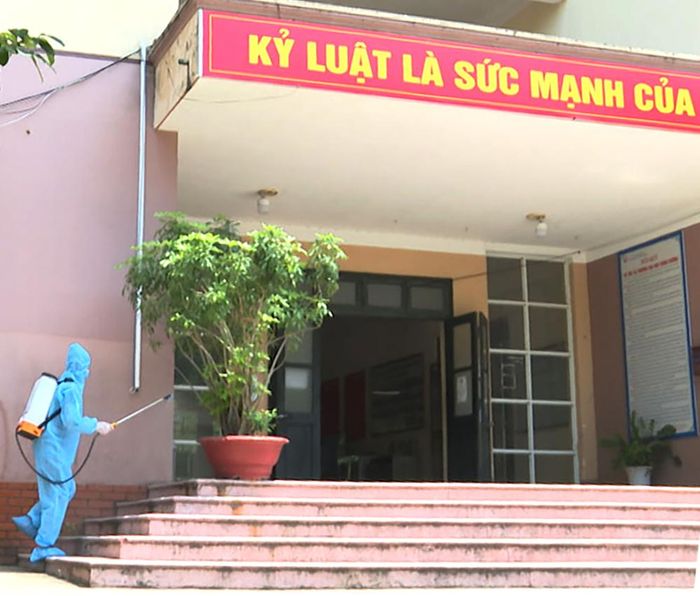 Thường xuyên phun khử khuẩn tại khu cách ly 