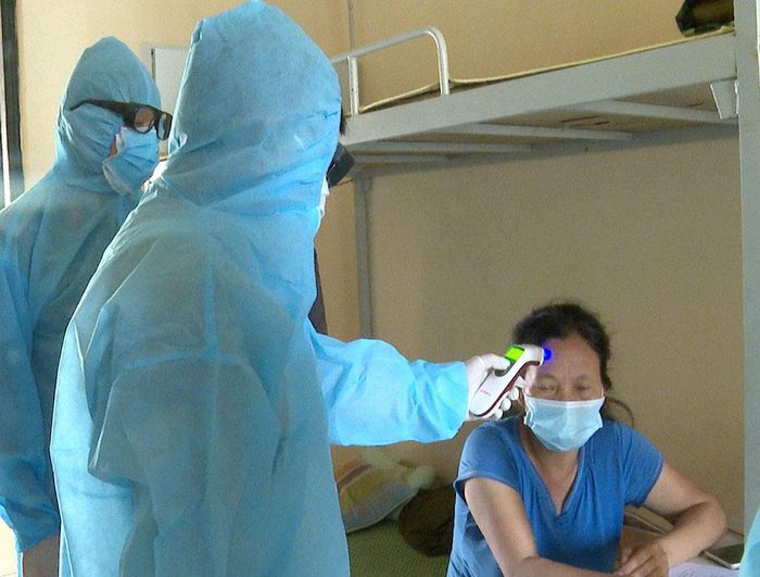 Quân y kiểm đo thân nhiệt, kiểm tra sức khỏe cho công dân tại khu cách ly