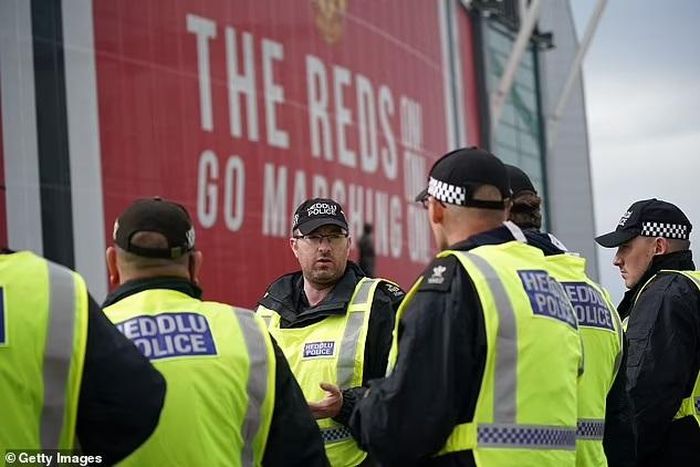 Lực lượng cảnh sát Anh xuất hiện dày đặc bên ngoài sân Old Trafford.