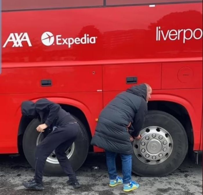 Nhưng vẫn có những sự cố nhỏ đã diễn ra tiêu biểu là việc chiếc xe bus của đội khách Liverpool bị một người cố tình xì lốp, tháo bánh.