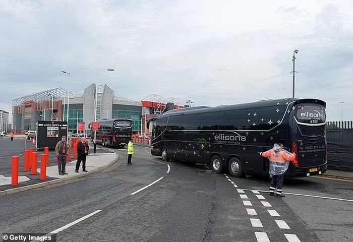 Chiếc xe bus màu đỏ là phương tiện di chuyển chính thức của Liverpool (gắn logo của CLB). Sau khi chiếc xe đó bị hỏng, toàn bộ đội khách đã tới sân Old Trafford bằng những xe buýt màu đen.