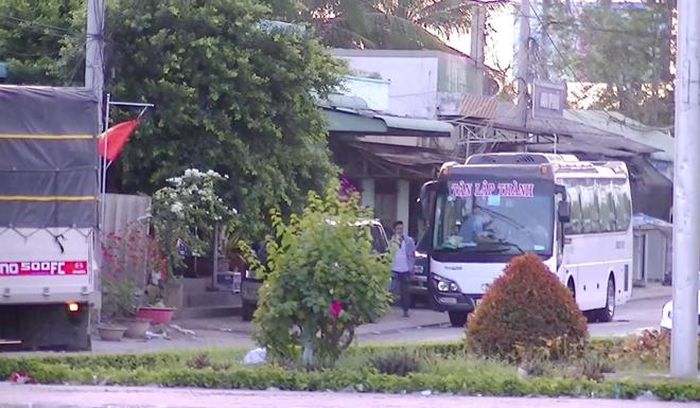 Xe khách của nhà xe Tân Lập Thành dừng đỗ không đúng qui định.