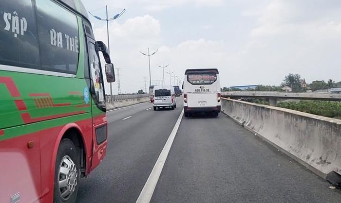 Phương tiện lưu thông trên làn dừng khẩn cấp trên cao tốc TP HCM – Trung Lương.
