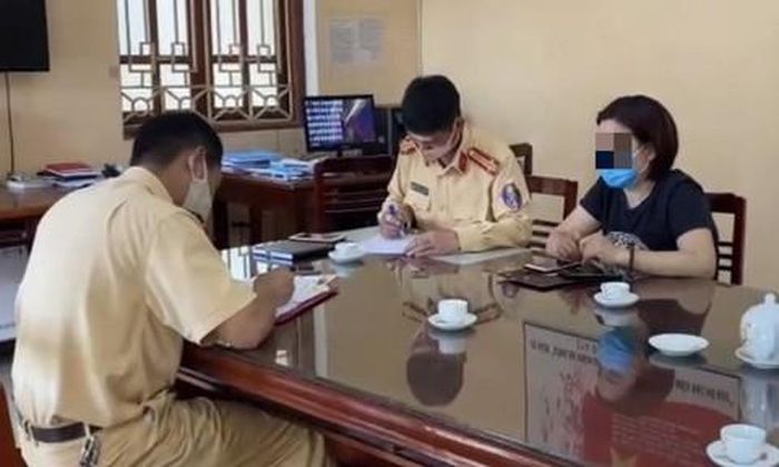 Nữ lái xe bị phạt nặng cho hành vi nguy hiểm của mình.