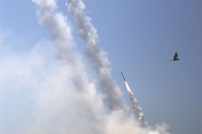 Loạt tên lửa phóng từ hệ thống Vòm Sắt của Israel nhằm đánh chặn tên lửa của Hamas. (Ảnh: Reuters)