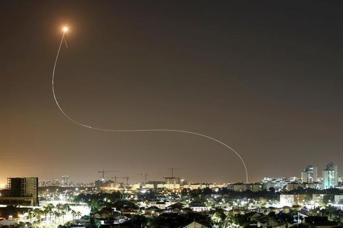 Hệ thống chống tên lửa Vòm Sắt của Israel đánh chặn tên lửa phóng từ dải Gaza, quan sát từ Ashkelon, Israel, ngày 12/5. (Ảnh: Reuters)