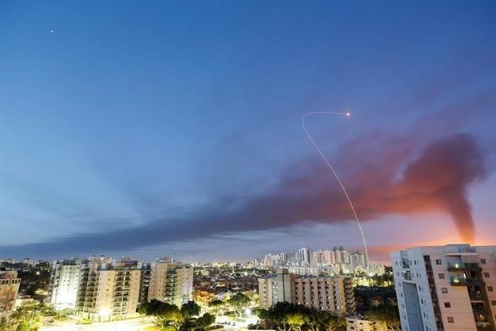 Hệ thống chống tên lửa Vòm Sắt của Israel đánh chặn các tên lửa của Hamas. (Ảnh: Reuters)