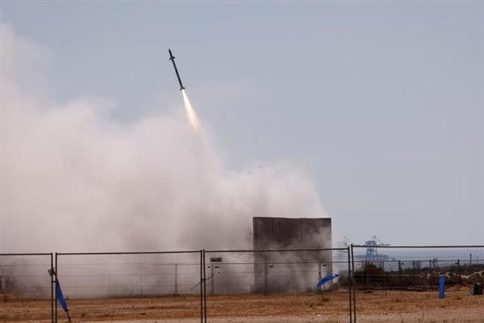 Hệ thống phòng thủ tên lửa Vòm Sắt khai hỏa tại thành phố Ashkelon. (Ảnh: Reuters)