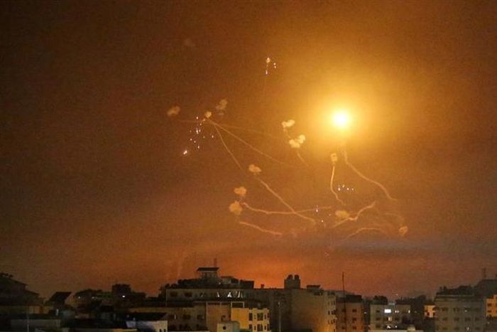 Hôm 12/5, người dân Ashkelon, Israel, chứng kiến bầu trởi đỏ rực khi hệ thống chống tên lửa Vòm Sắt đánh chặn tên lửa phóng từ dải Gaza. (Ảnh: Reuters)