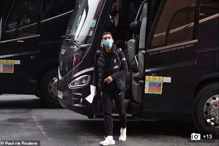 Các cầu thủ Liverpool đến sân bằng xe bus khác.