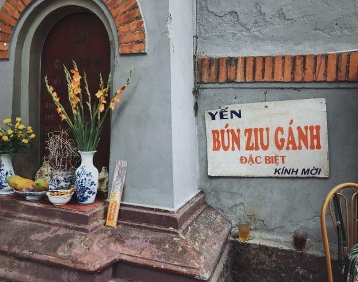Điều làm nên cái tên đặc biệt này là vì gánh bán này nằm bên cạnh di tích tấm bia "Khắc sâu căm thù". (Ảnh: Internet)