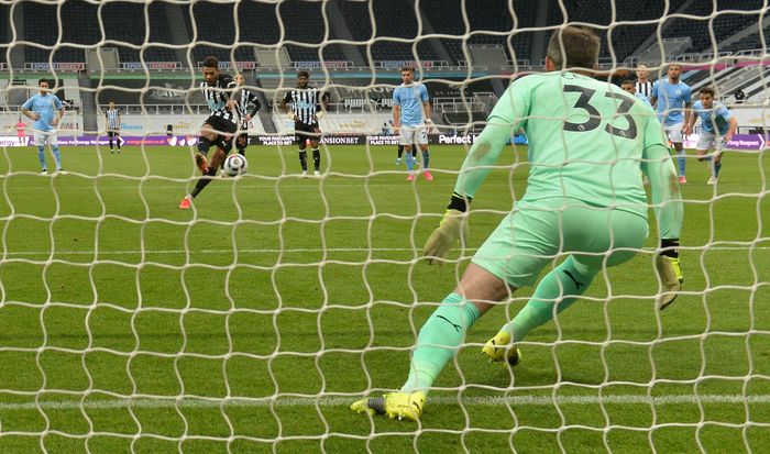 Carson có lần đầu bắt chính cho Man City. Ảnh: Reuters.