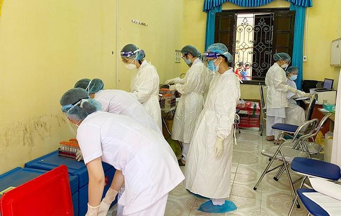  Các thùng mẫu bệnh phẩm chật kín trong phòng.
