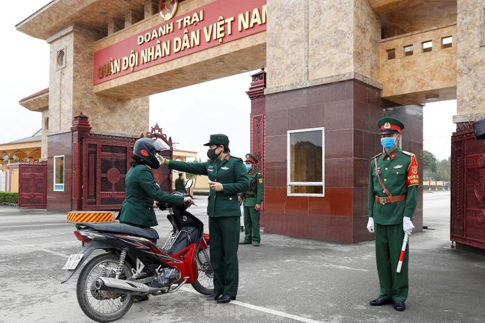 Phun khử khuẩn phương tiện và đo kiểm tra thân nhiệt trước khi vào các cơ quan, đơn vị thuộc Quân khu 1.