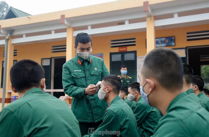Vừa tham gia giúp dân và để hạn chế nguy cơ dịch bệnh lây lan vào đơn vị, công tác kiểm tra thân nhiệt hàng ngày cho các chiến sĩ trước khi vào giờ học tập, huấn luyện luôn được tiến hành nghiêm túc tại các đơn vị ở Quân khu 1
