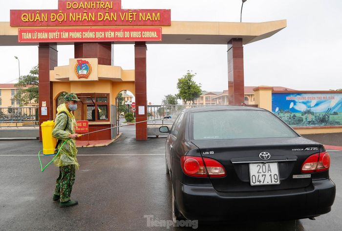 Phun khử khuẩn phương tiện và đo kiểm tra thân nhiệt trước khi vào các cơ quan, đơn vị thuộc Quân khu 1.