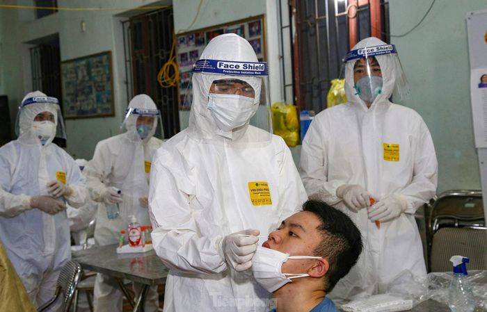 Lấy mẫu xét nghiệm COVID-19 cho người dân