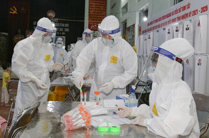Đội ngũ quân y ở Quân khu 1 miệt mài làm việc bất kể ngày đêm nhằm sớm đẩy lui đại dịch