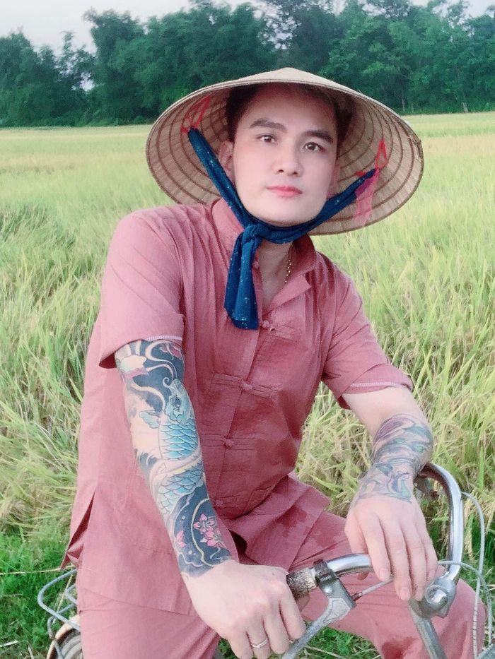Về quê, Lâm Chấn Huy ra đồng chơi.