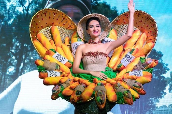 Thấy Khánh Vân thi Miss Universe, H'Hen Niê lại bồi hồi nhớ lần "chinh chiến" vinh quang. Cô động viên các cô gái trẻ đừng ngần ngại đăng ký thi hoa hậu.