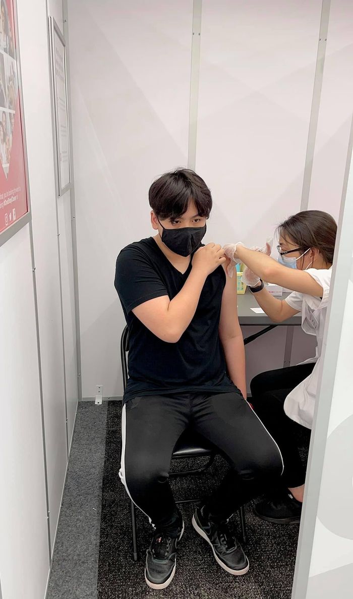 Trizzie Phương Trinh đưa Colin đi tiêm ngừa Covid-19.